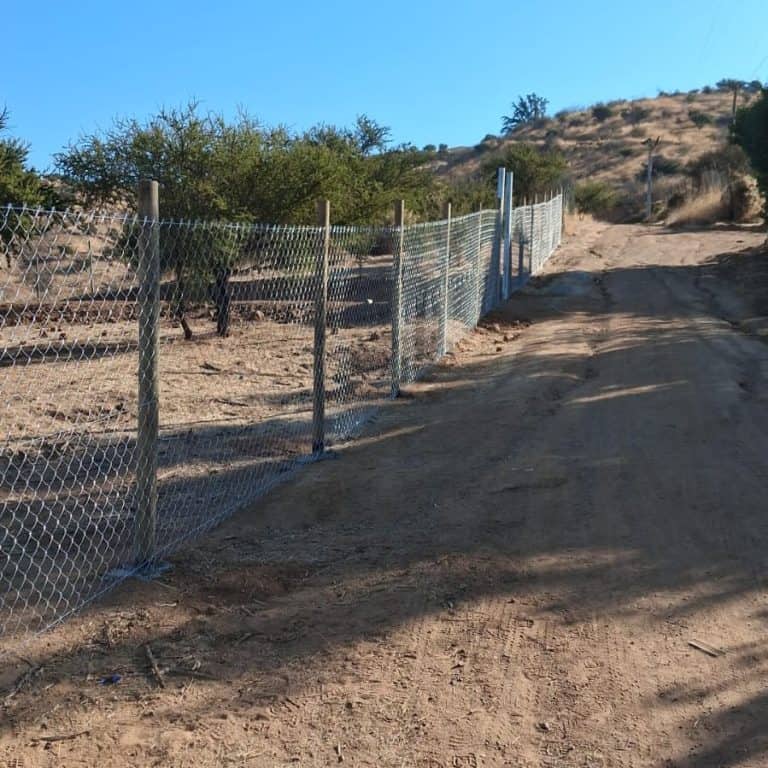 Instalación real de malla cuadrada galvanizada sobre polín en Maitencillo