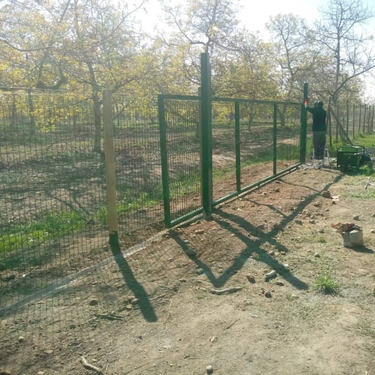 Instalación real de malla Acmafor 3D sobre polín de madera en Pirque