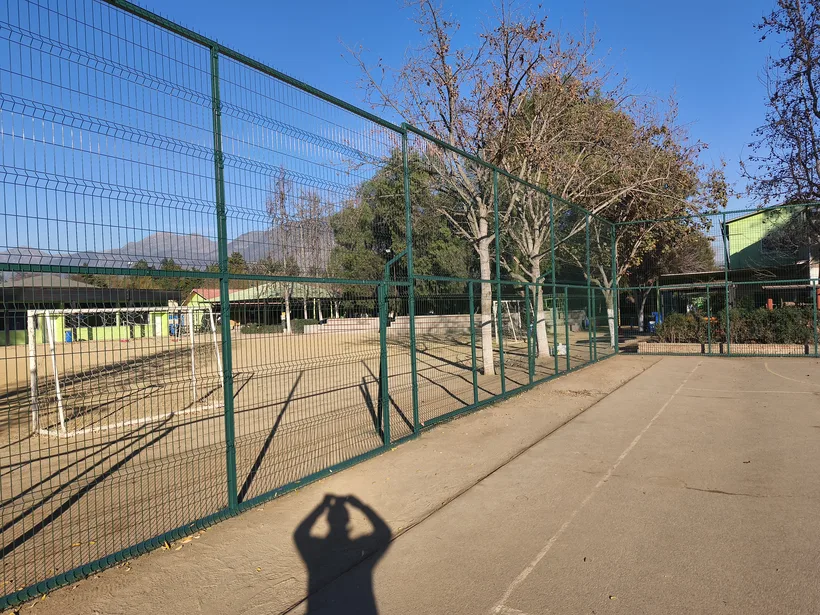Cierre perimetral en altura para cancha deportiva, malla Acmafor 3D verde
