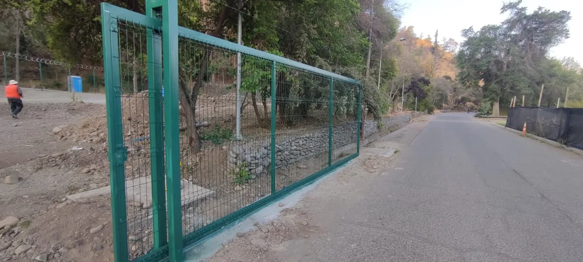 Cierre Perimetral en Cerro Santa Lucía, Santiago — Acmafor 3D — foto 4