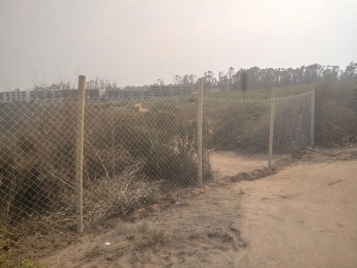 Cierre Perimetral en El Yeco, Algarrobo — Alambre de púa y malla cuadrada