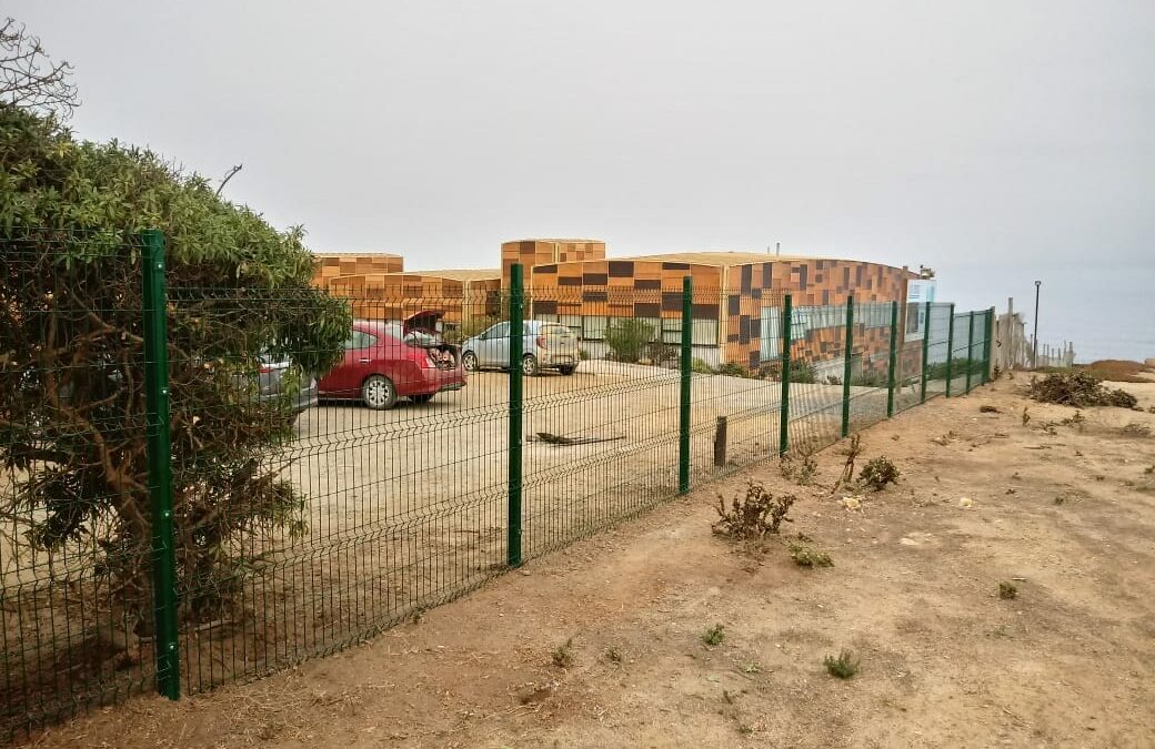Cierre Perimetral zona costera – Malla Acmafor 3D galvanizada y verde – Universidad Católica Las Cruces
